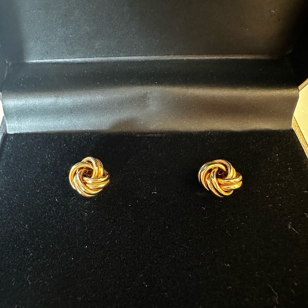 18KT LOVEKNOT STUD EARRINGS